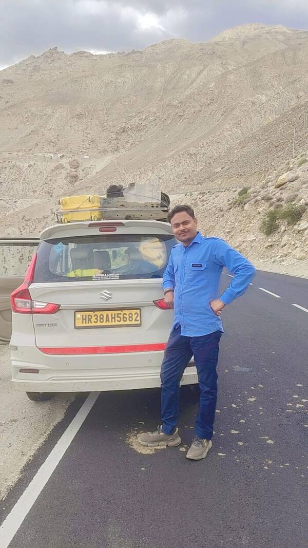 Our driver with the Ertiga on a Himalayan road